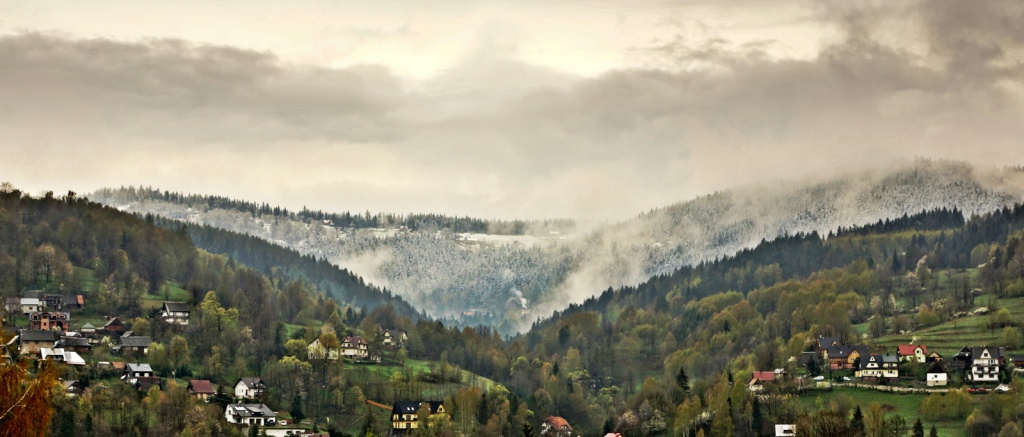 Polskie góry widok z okna Willa Sonia Zawoja - wyjątkowy dom do wynajęcia w górach 